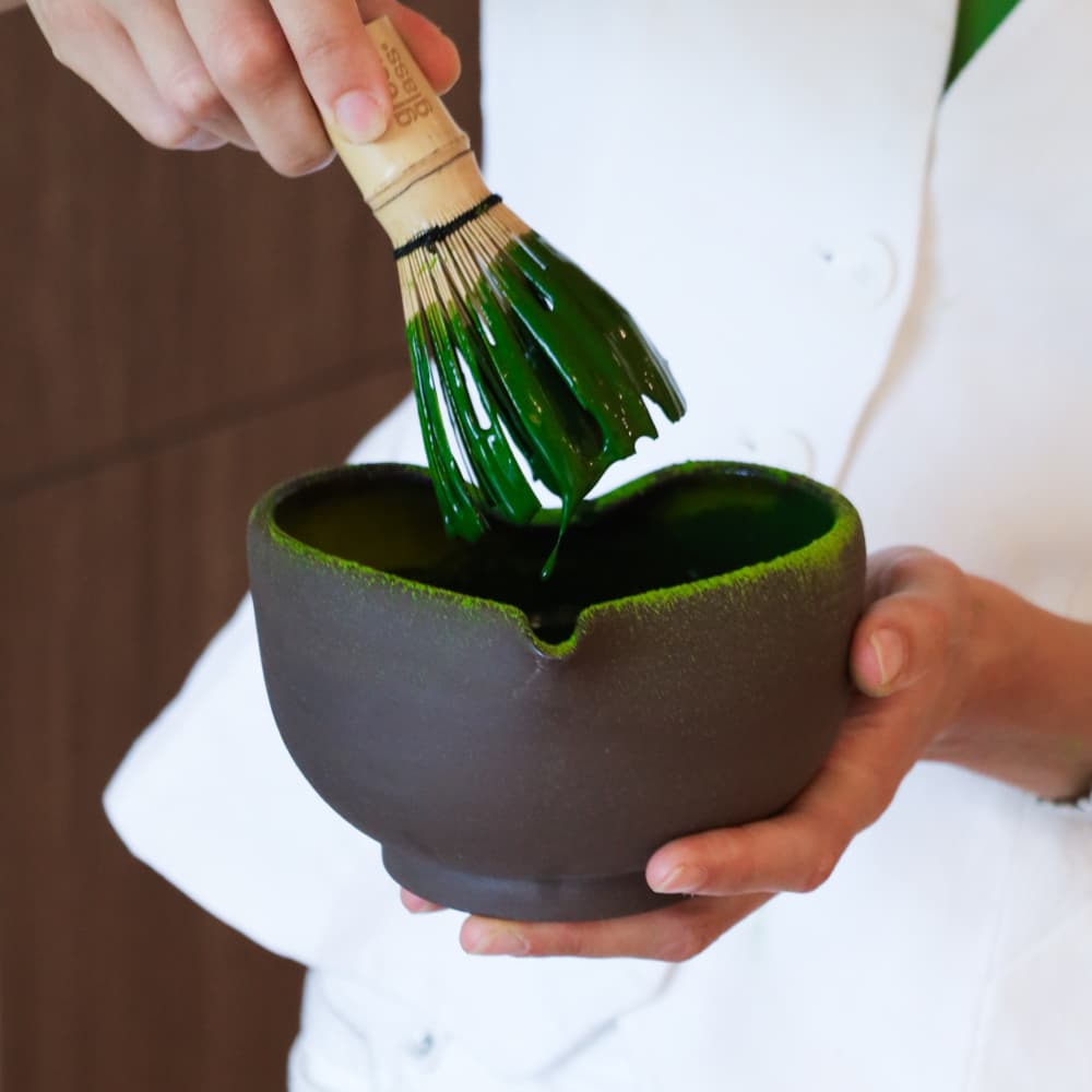 Preparare ceai matcha ceremonial Ginsen-no-Shiro Greenglass din Uji, Japonia